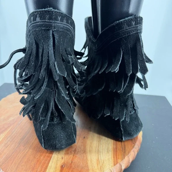 MANITOBAH Fringe Black Suede Women's Boots
moccasin dancer 9” sz 8 - Picture 4 of 7